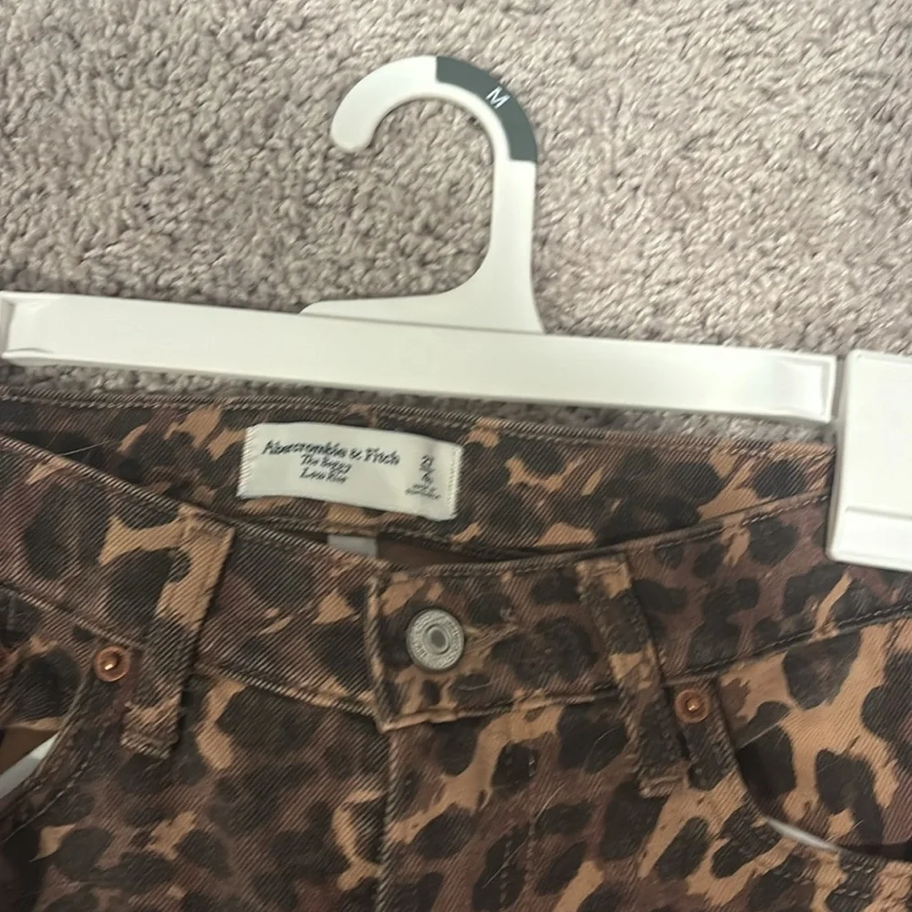 ABERCROMBIE CHEEAH PRINT THE BAGGY LOW RISE - Picture 2 of 4